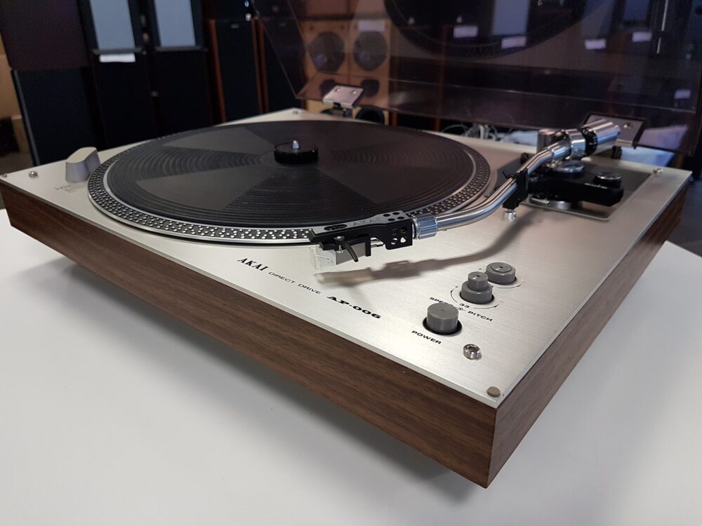 Проигрыватель виниловых пластинок Akai AP-006