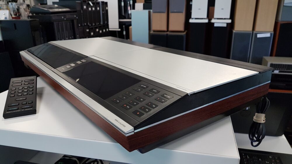 Музыка́льный центр Bang & Olufsen BeoCenter 7700