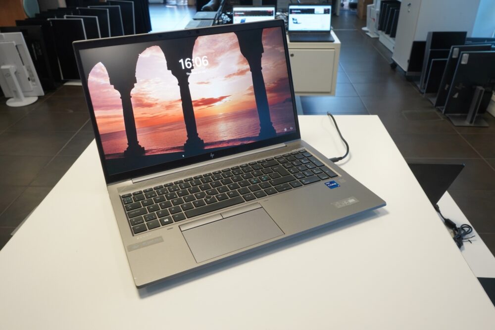 HP ZBook Firefly 15 G8 с дефектом